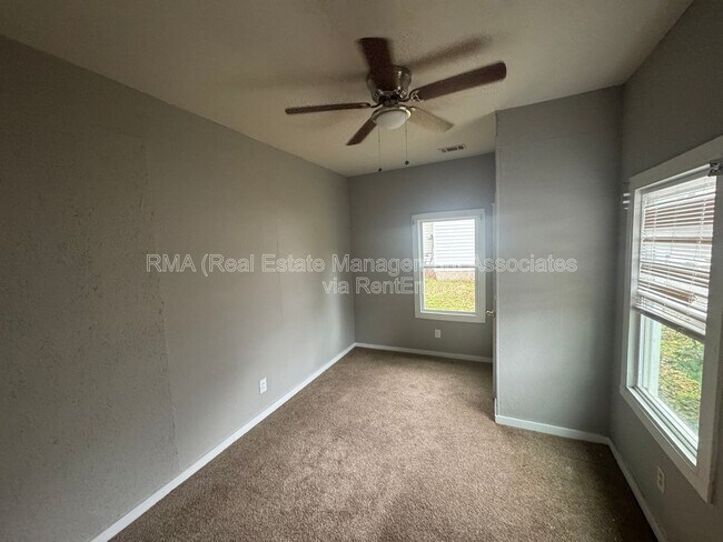 Foto del edificio - 331 W College Dr