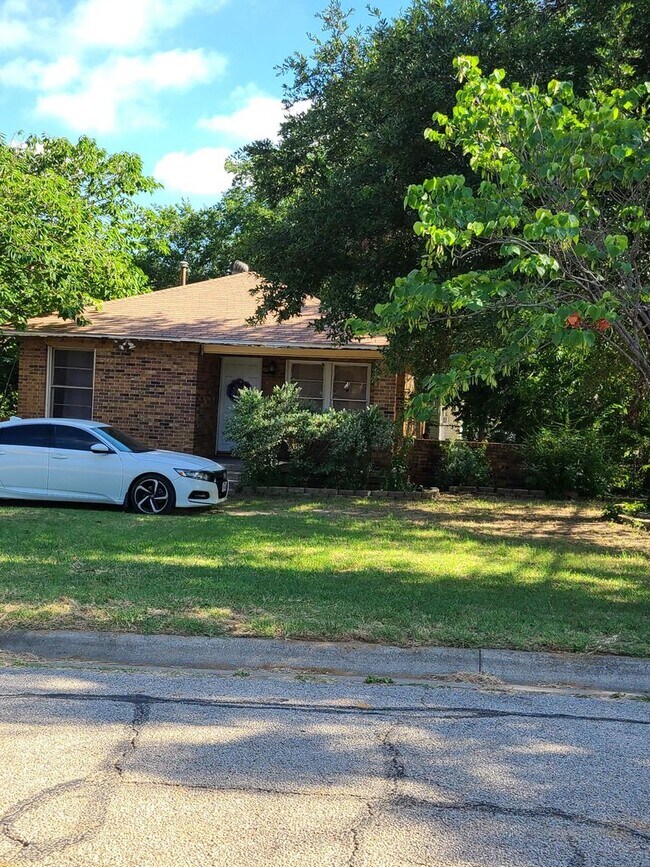Building Photo - Charming 2,1 home coming available soon!