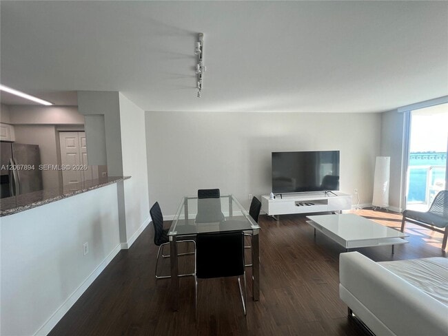 Building Photo - 1155 Brickell Bay Dr