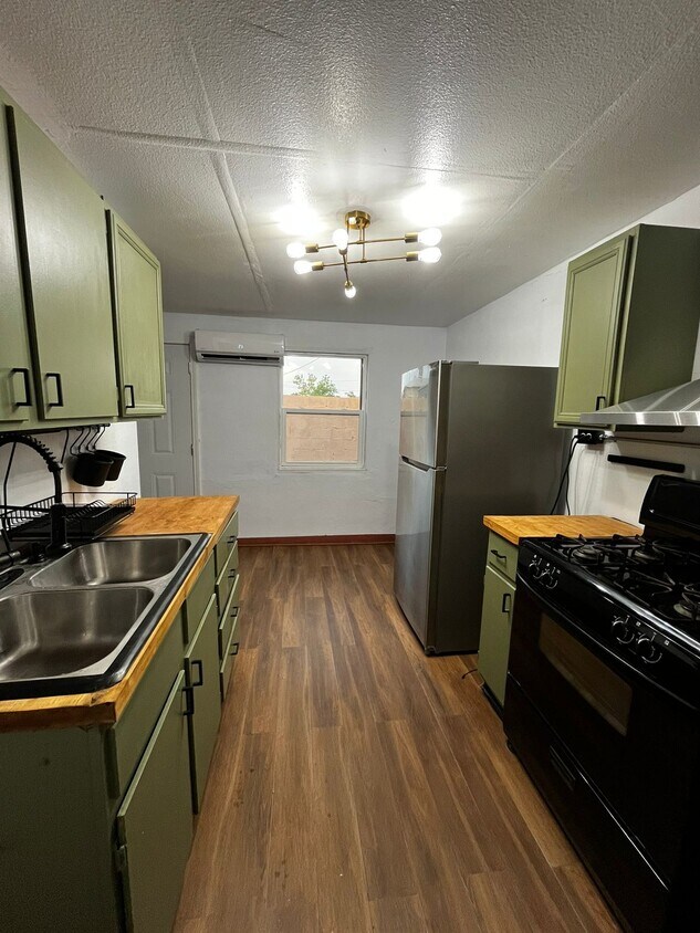 Foto principal - 3220 E Yandell Dr