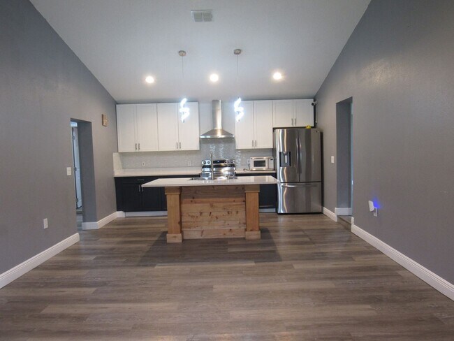 Foto del edificio - For Rent – Beautifully Remodeled 3 Bed, 2 ...