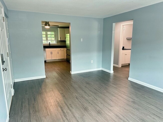 Building Photo - 4 Maple Crest Cir