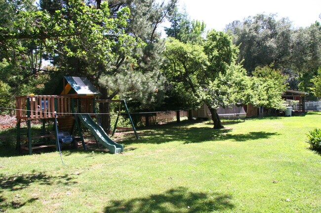 Building Photo - Equestrian Property & Country Living in th...