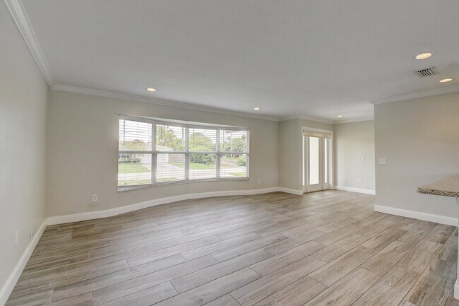 Building Photo - 798 SW 15th Ave