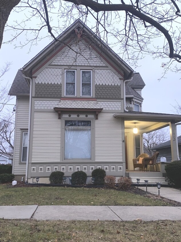 125 Raymond Ave Unit 2, Barrington, IL 60010 Condo for Rent in