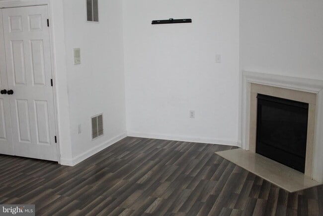 Building Photo - 202 Blossom Ln