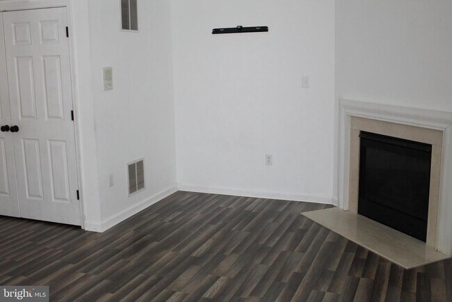 Foto del edificio - 202 Blossom Ln