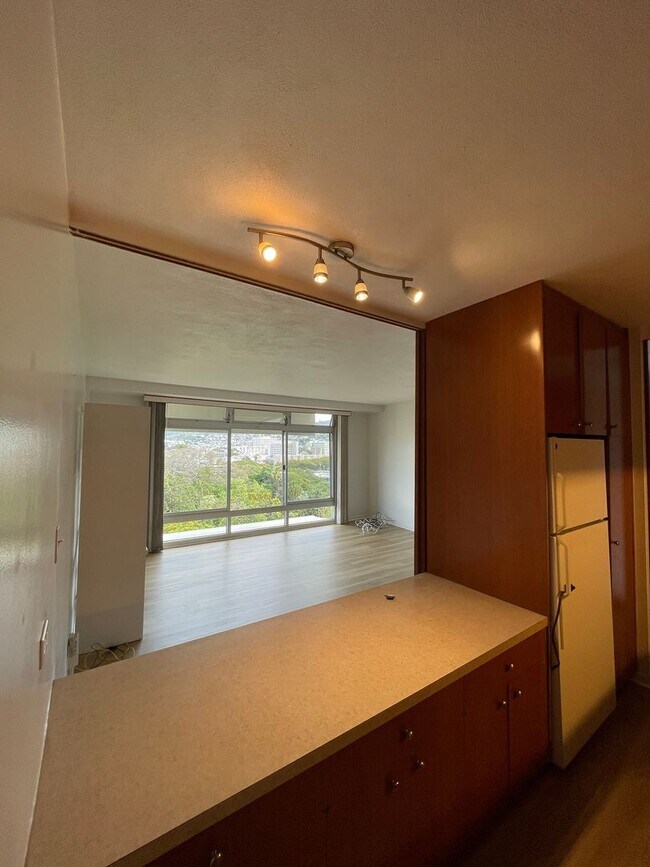 Building Photo - 11th Floor, Queen Emma Garden Unit with Downtown and Mountain Views.