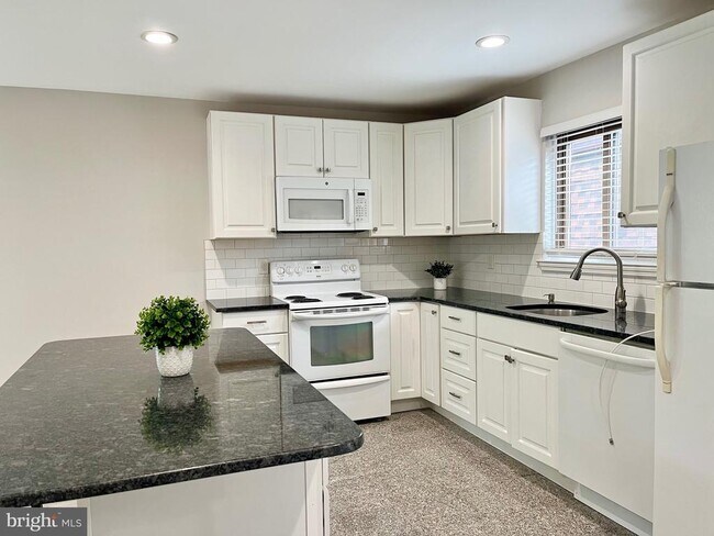 Foto del edificio - 702 Meadow Woods Ln