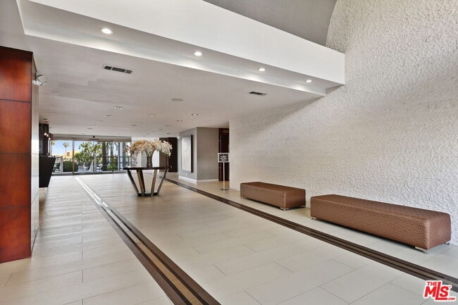 Foto del edificio - 7250 Franklin Ave