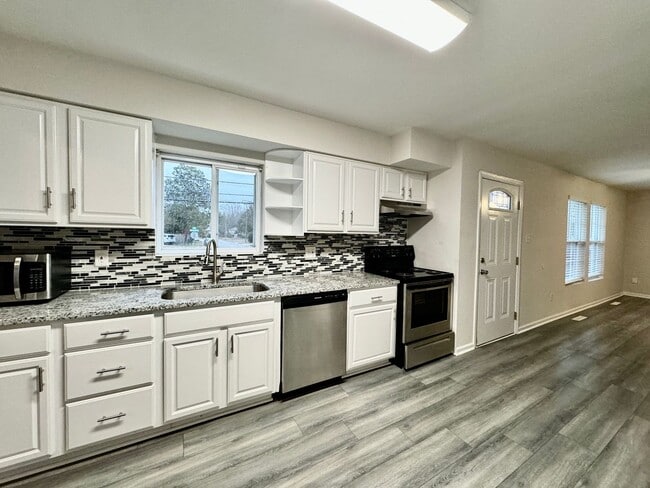 Foto del edificio - 3-Bedroom Ranch Ready 08-21-26!! Fenced Backyard - Pet Friendly - Updated Kitchen & Baths!