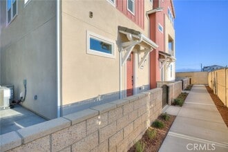 Building Photo - 5999 Huntington Dr
