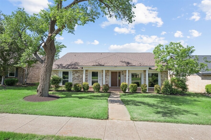 Photo - 2848 Oxford Ln
