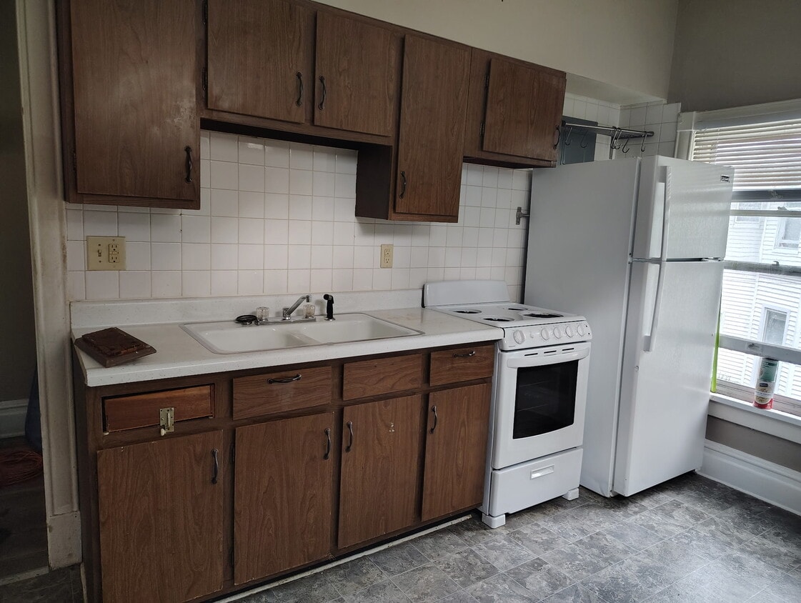 Kitchen - 1110 E Grove St
