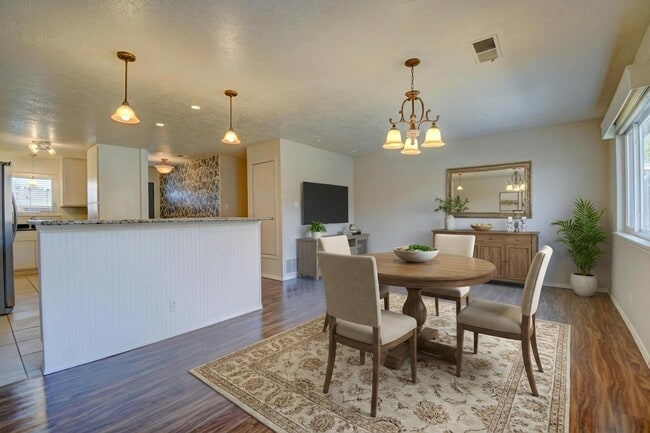 Building Photo - 5316 Van Christopher Dr NE