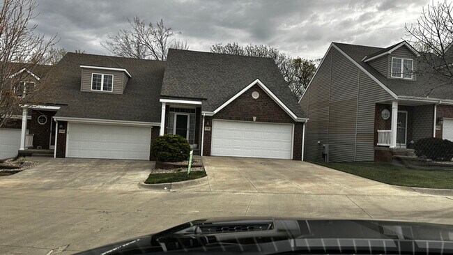 Building Photo - 1100 Oaktree Pl
