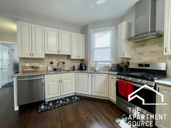 Building Photo - 2824 N Ridgeway Ave