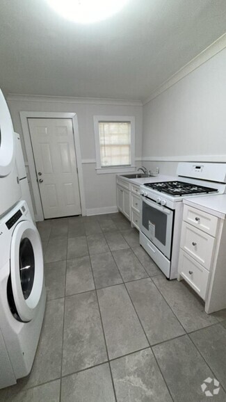 Building Photo - 807 Riverview Dr