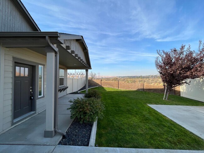 Building Photo - Beautiful 1 story with Upgrades & Large Ba...