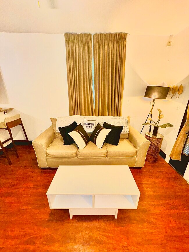Living room / breakfast bar - 3333 Delachaise St
