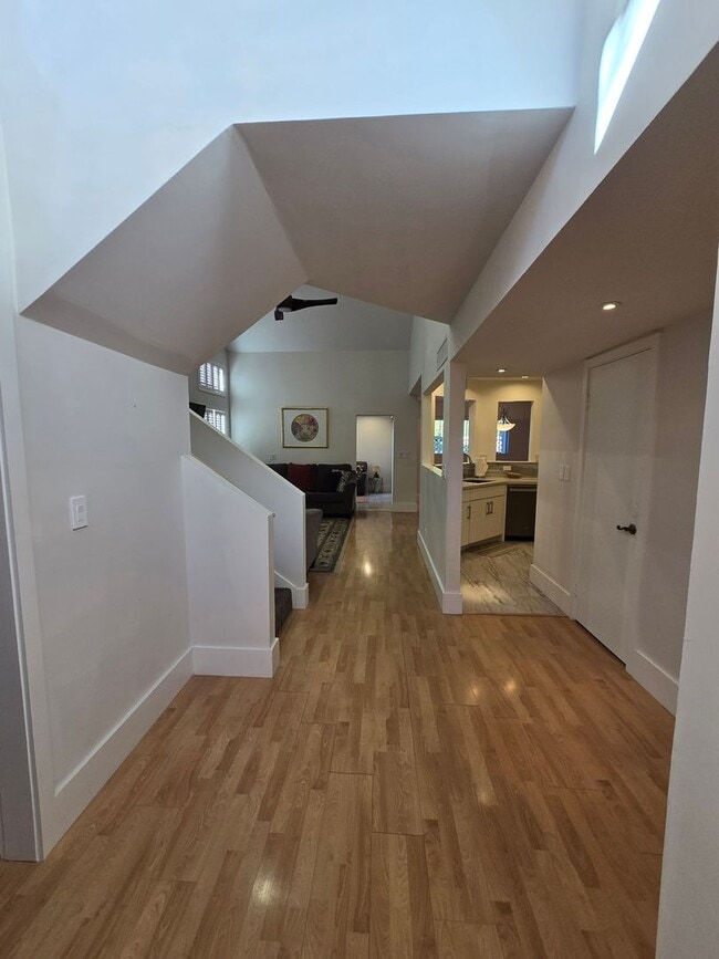 Foto del edificio - Furnished, 1-Year Long-Term Rental