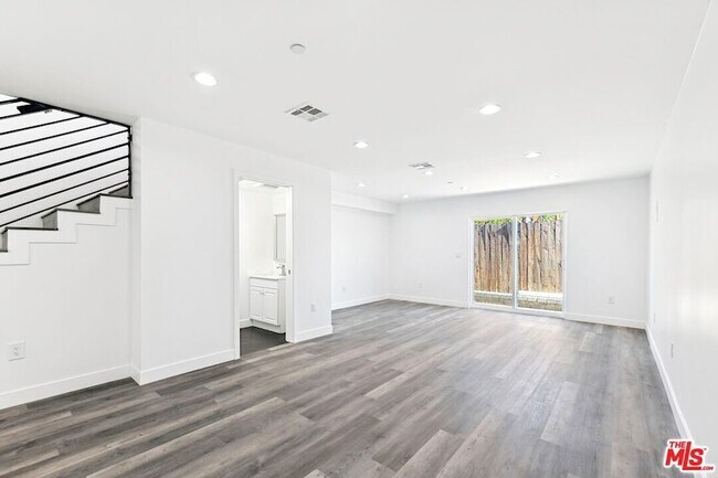 Foto del edificio - 17610 Sherman Way