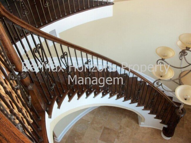 Foto del edificio - Magnificent home on golf course!