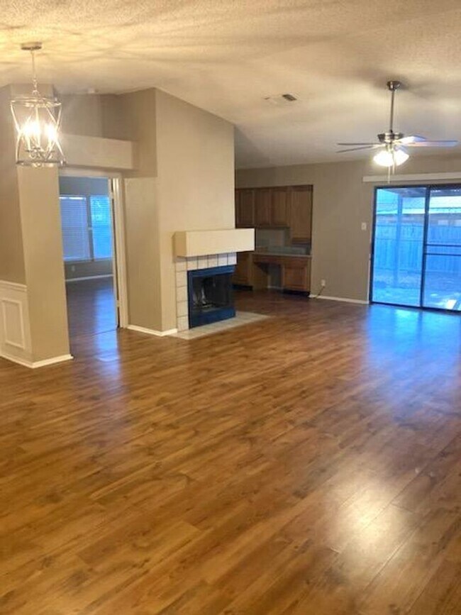 Foto del edificio - Spacious open concept ranch - pets allowed