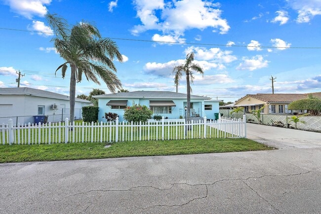 Building Photo - 135 E 28th St