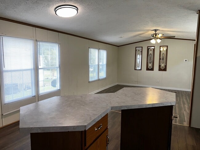 Building Photo - 602 Aster Bend