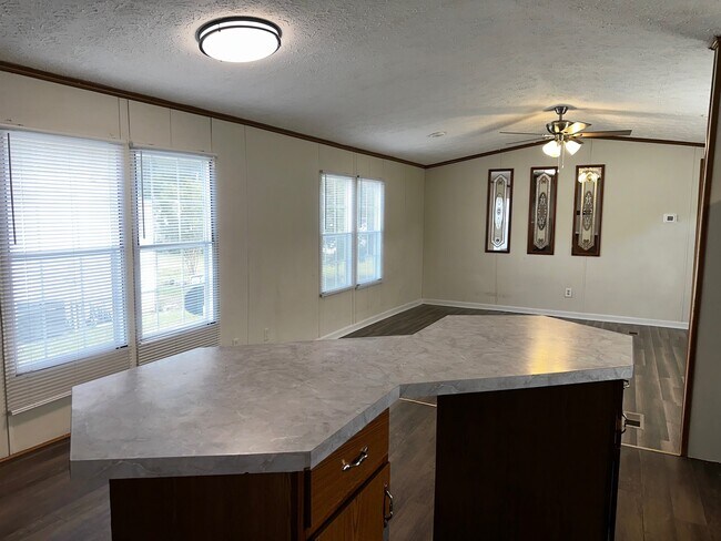 Foto del edificio - 602 Aster Bend