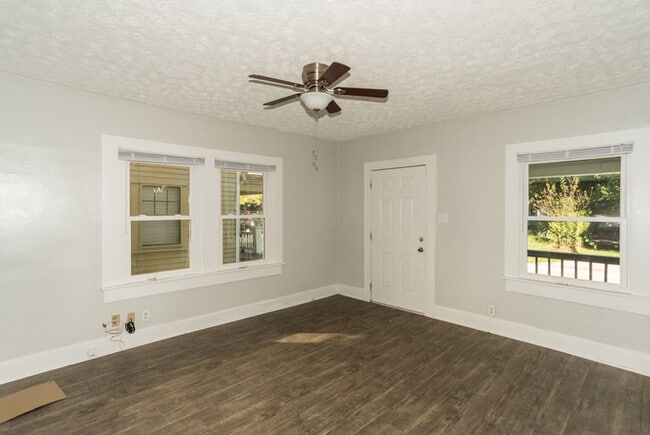 Building Photo - 3 Bedrooms and Fenced Yard in Bosart Brown Neighborhood