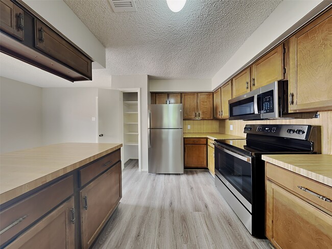 Building Photo - 23111 Calico Corners Ln
