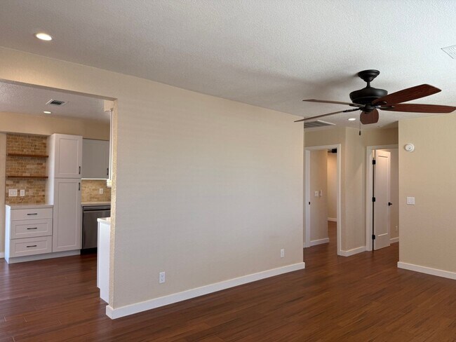 Foto del edificio - Long term - unfurnished - Recently remodeled