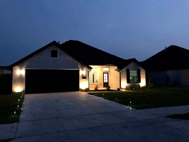 Building Photo - 2014 W Chandler Ave