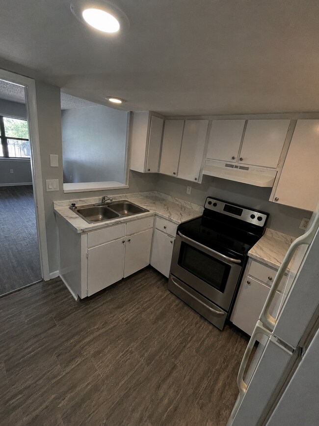 Building Photo - NICE 1BR/1BA Apt!! WATER & SEWER INCLUDED!! Come Home to Quiet with a Convenient Central Lakeland...