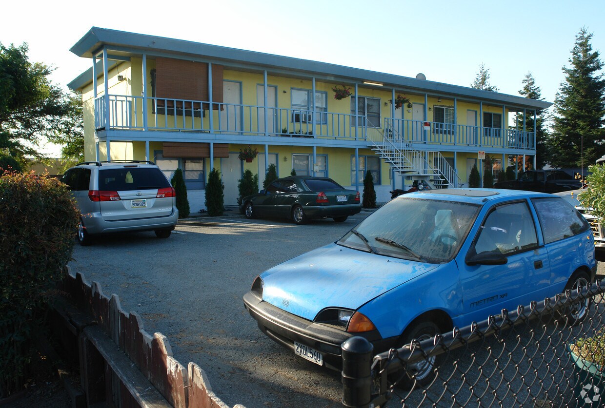 Building Photo - 440 N Fairoaks Ave