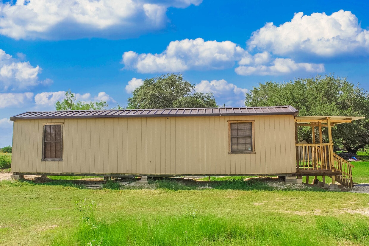 106 Private Rd 7741, Devine, TX 78016 House Rental in Devine, TX