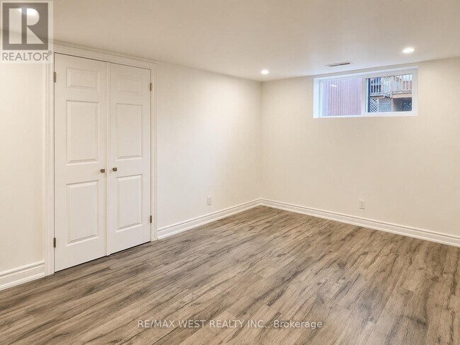 Photo du bâtiment - 908 Lynx Ave