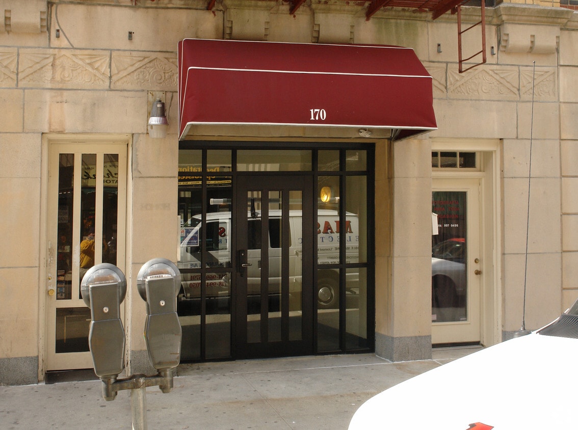 Building Photo - 170 Grand St