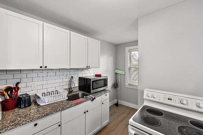 Foto del edificio - 15716 Cherrylawn St