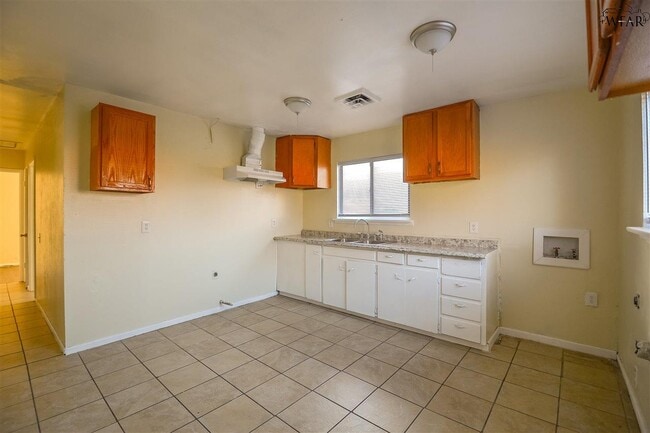 Building Photo - 1604 Red Fox Rd