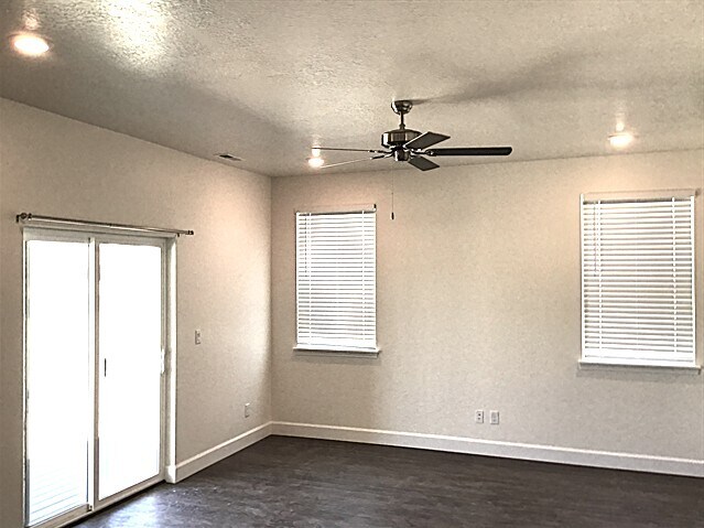 Foto del edificio - 1218 Peterson Ln