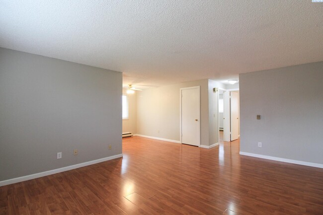 Foto del edificio - 2 Bed/ 1 bath Upstairs Unit in Kennewick 4...