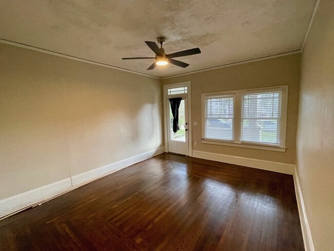 Building Photo - Walking distance to Riverside and 5 Points