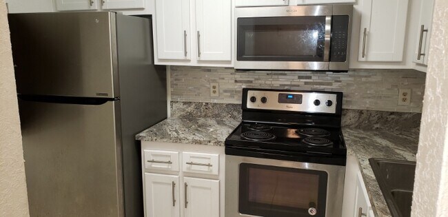 Foto del edificio - 6010 Shaker Wood Cir