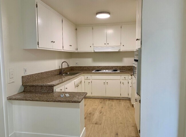 Foto del edificio - Spacious 3 bedroom unit located in Canoga Park! MOVE IN READY