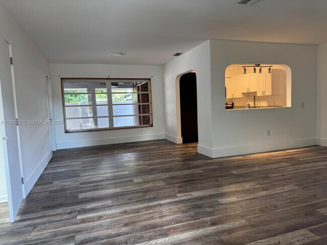 Foto del edificio - 985 NE 115th St