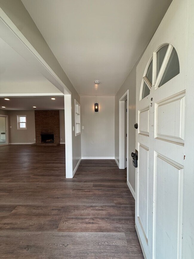 Foto del edificio - Centrally Located Single Story Updated Home