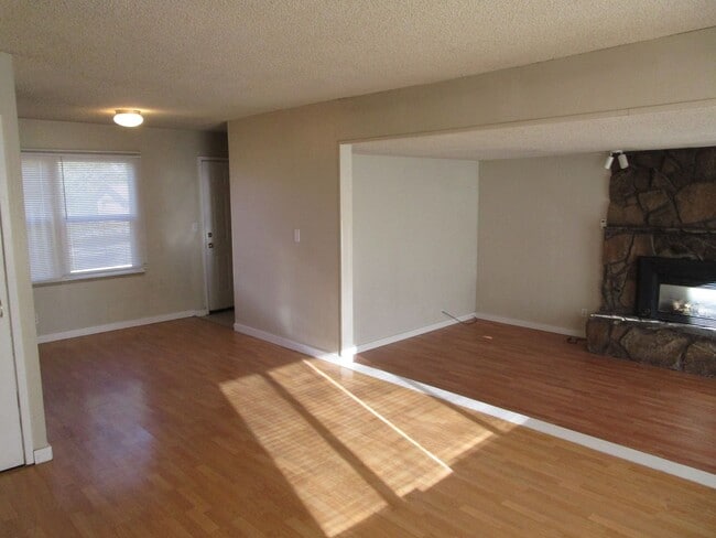 Building Photo - 207 SW Ewen St